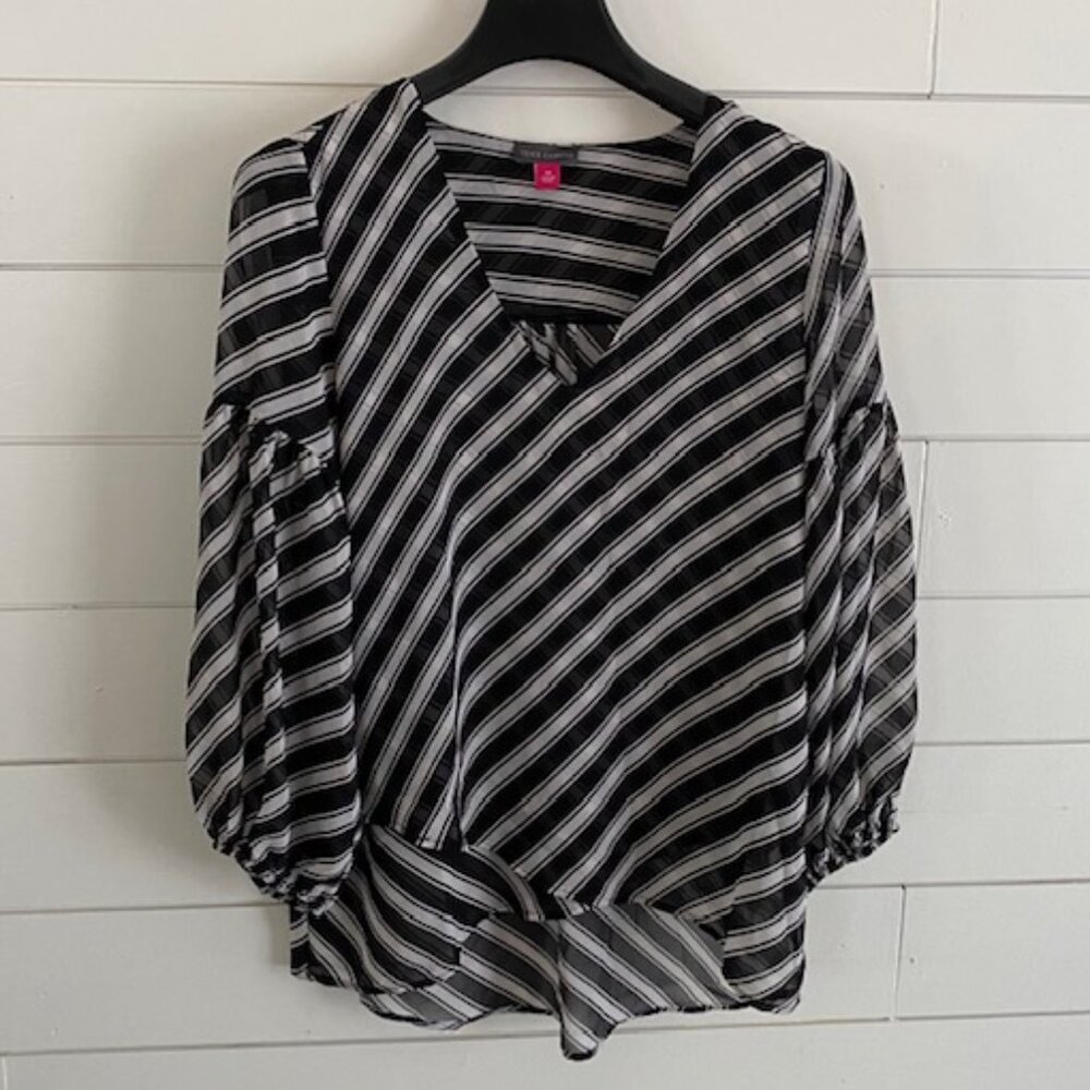 VINCE CAMUTO FLOWY BLOUSE